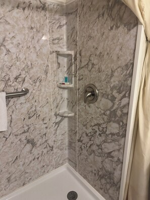 Combined shower/bathtub, hydromassage showerhead, free toiletries - Salina Inn (Salina)
