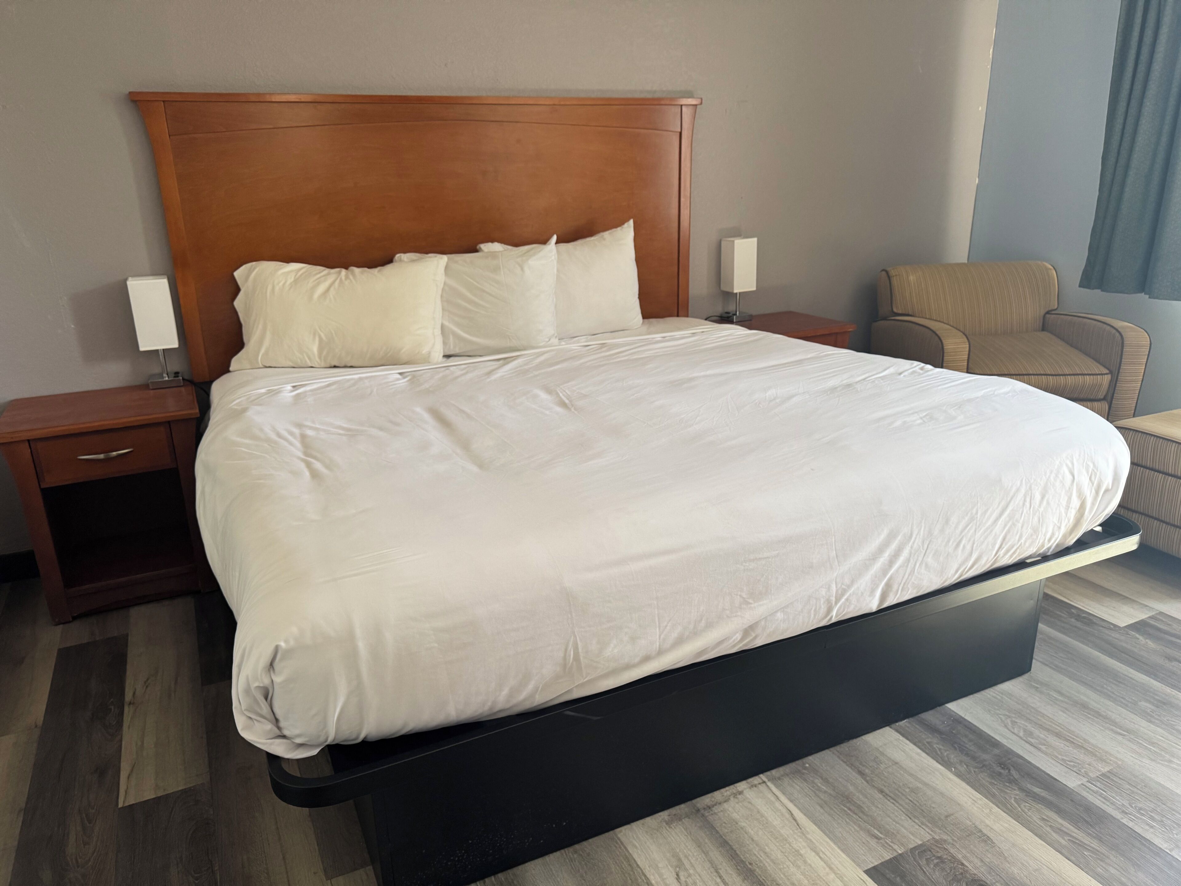 Single King | Desk, iron/ironing board, free WiFi, bed sheets
