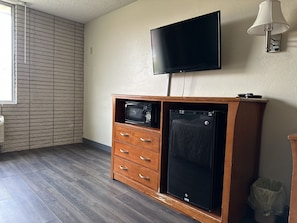 Escritorio, tabla de planchar con plancha, wifi gratis y ropa de cama