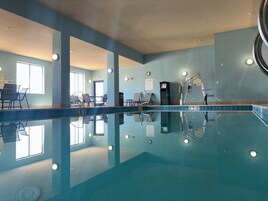 Indoor pool, sun loungers