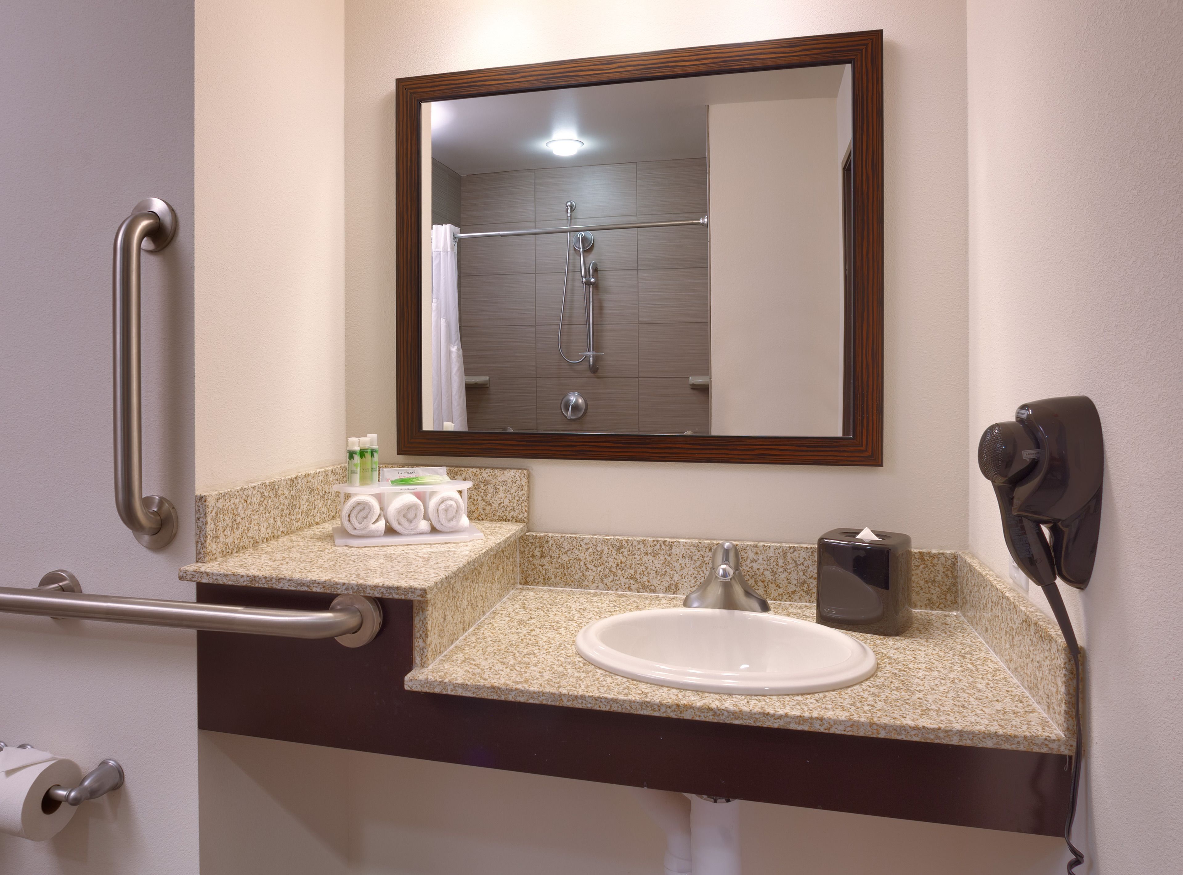 Holiday Inn Express & Suites Overland Park