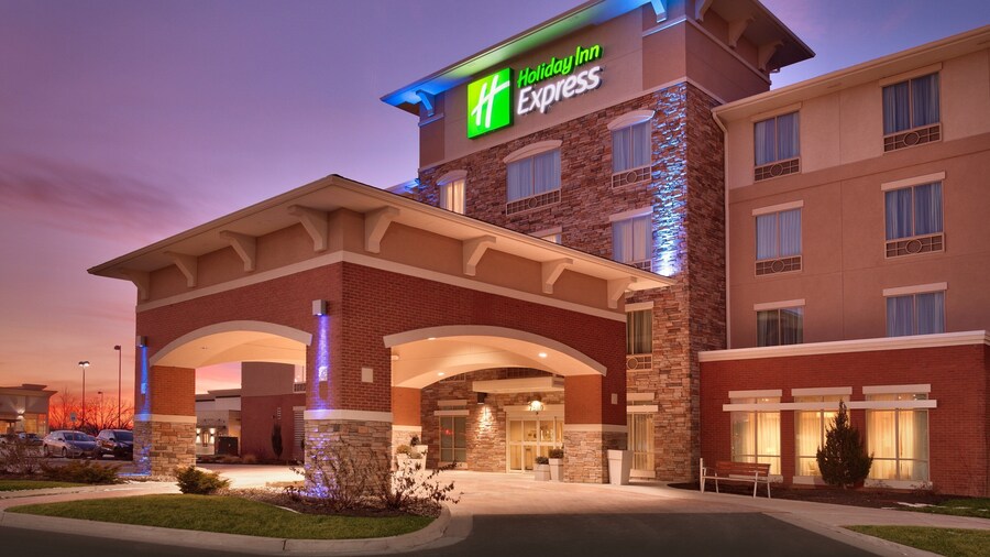 Holiday Inn Express and Suites Overland Park by IHG