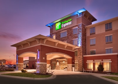 Holiday Inn Express and Suites Overland Park by IHG