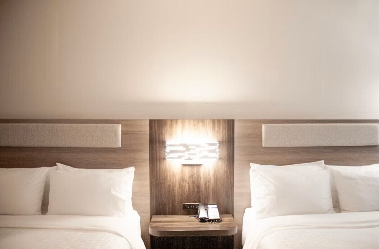 Coffre-fort, bureau, rideaux d’obscurcissement