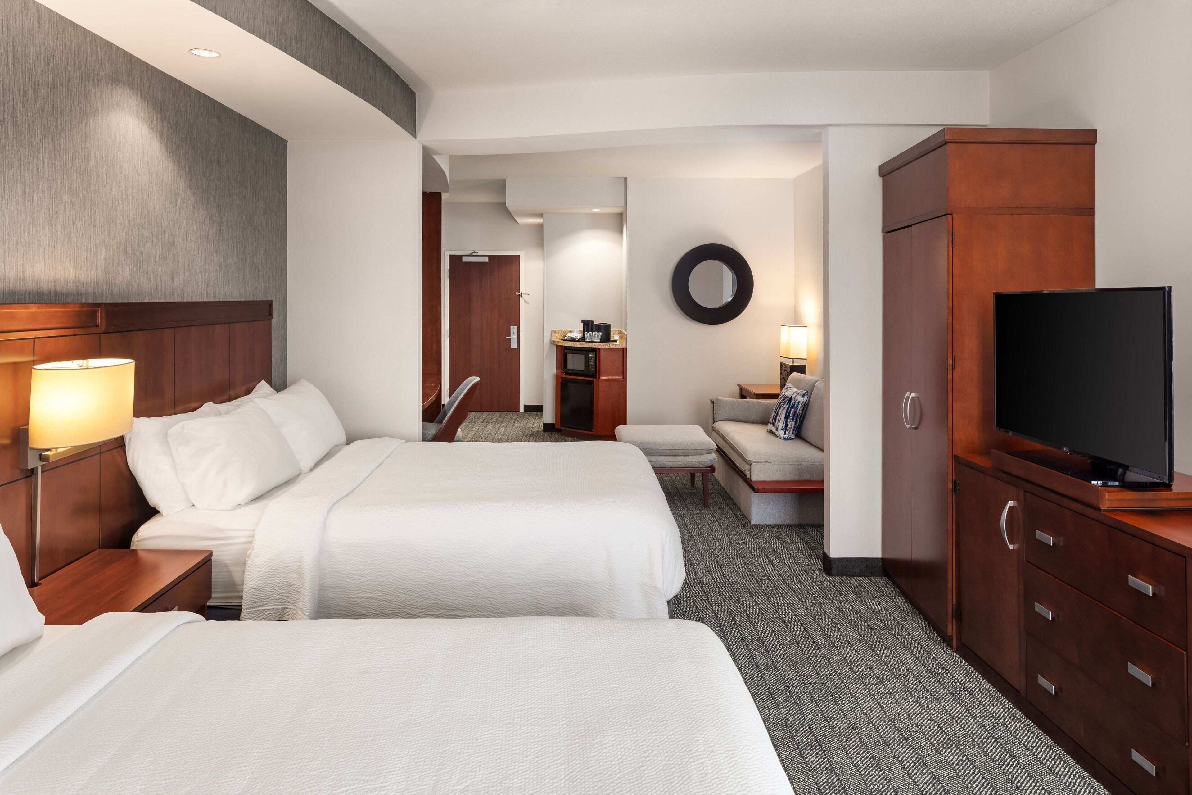 أغطية فراش متميزة وأسرّة بطبقة علوية مريحة ومكتب