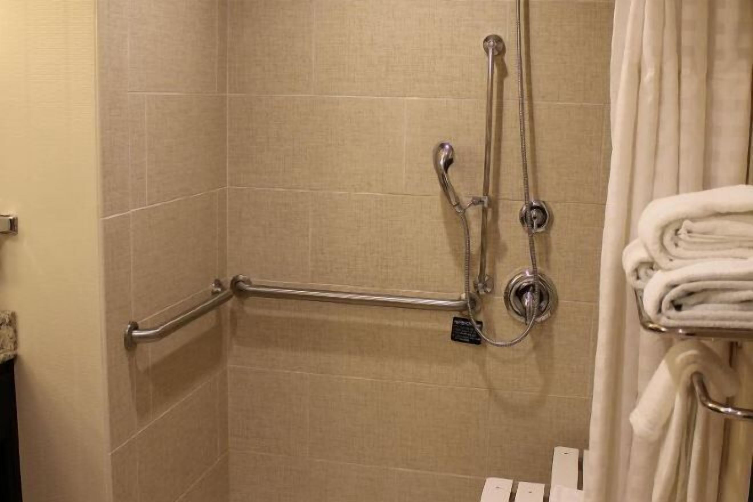 Bad | Kombinert dusj/badekar, toalettartikler (inkludert) og hårføner