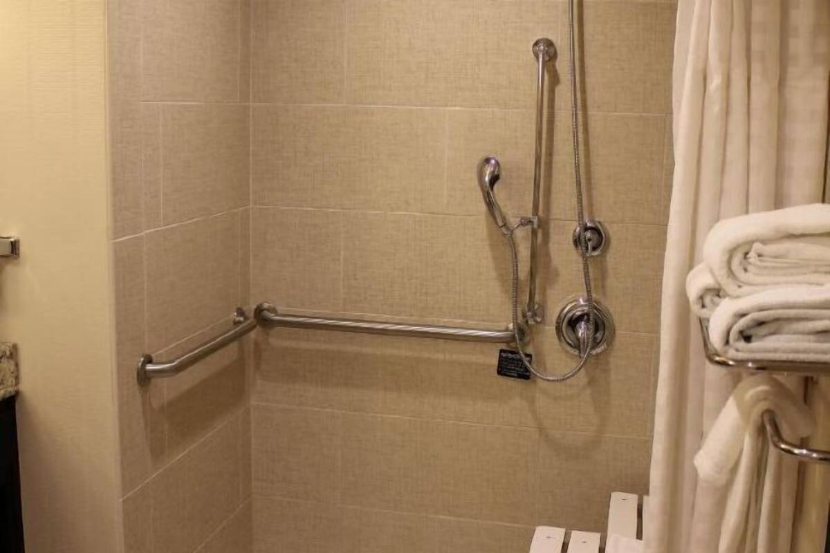 Bad | Kombinert dusj/badekar, toalettartikler (inkludert) og hårføner