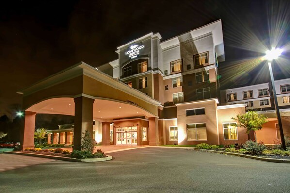 A multi-story hotel with a prominent entrance and a sign for Homewood Suites. - Homewood Suites by Hilton Doylestown (Warrington)