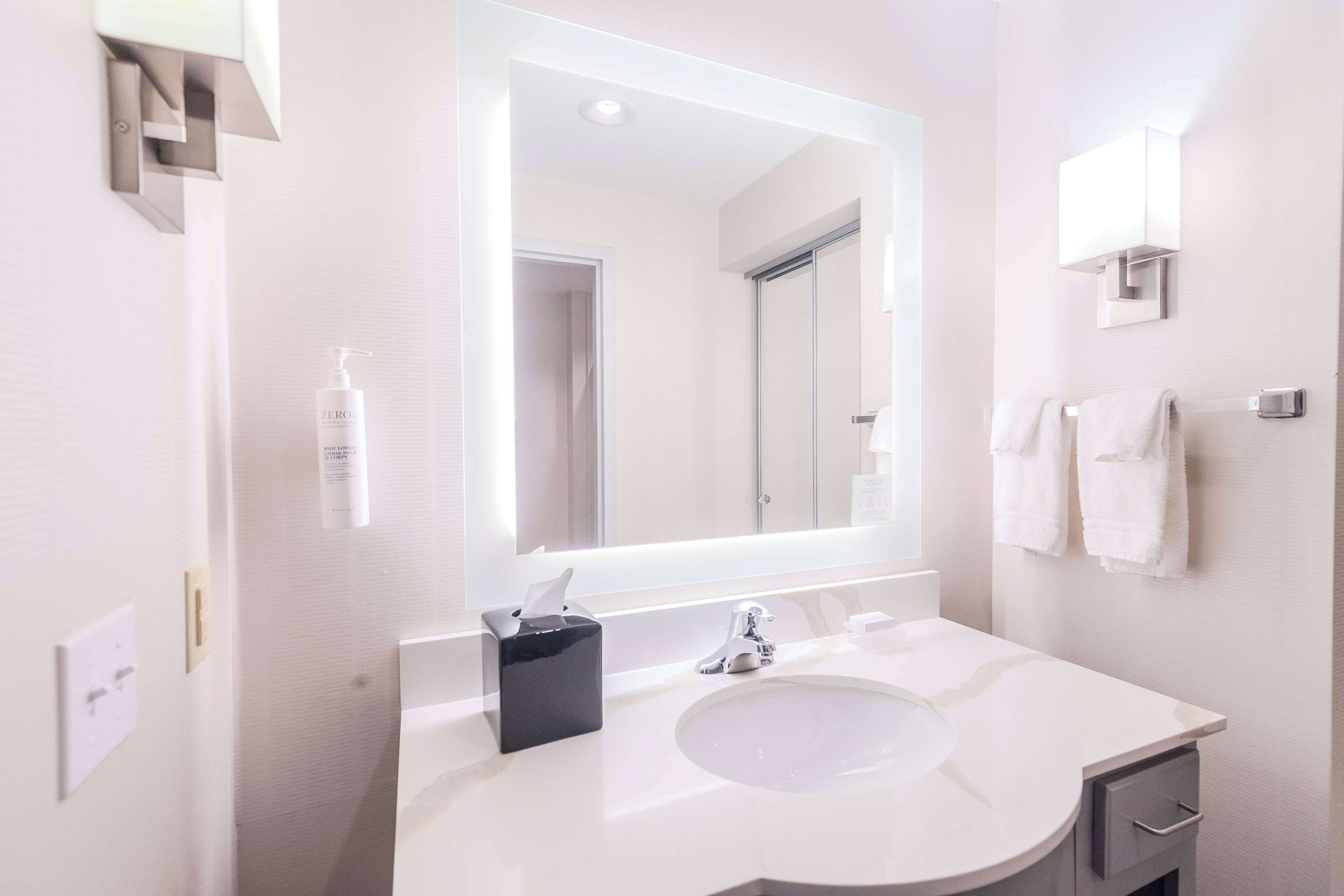 combined shower/bathtub, free toiletries, hair dryer, towels