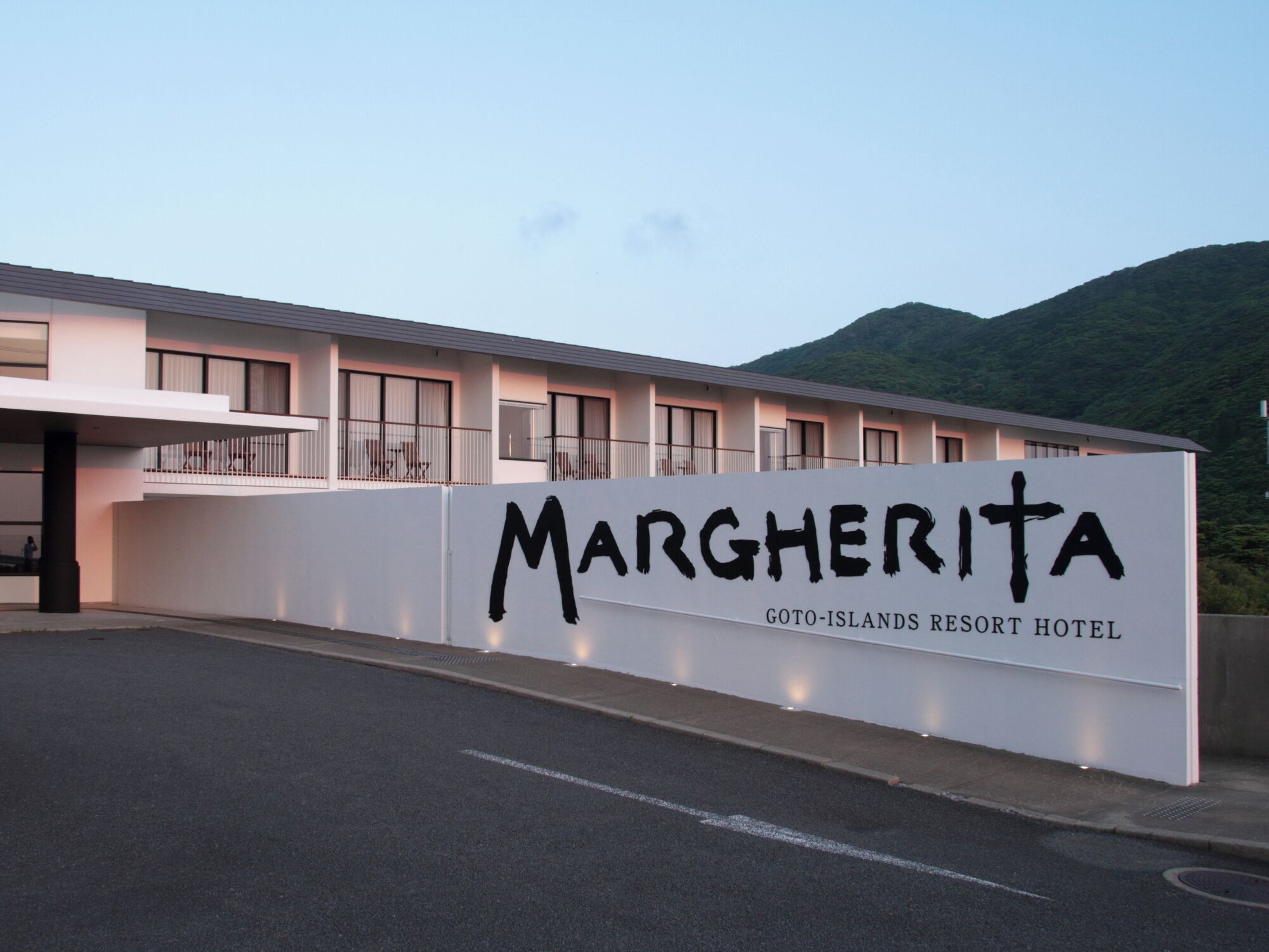 Un letrero de hotel con el nombre 'Margherita' y 'Goto-Islands Resort Hotel', indicando un hotel resort.