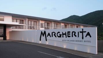 Un letrero de hotel con el nombre 'Margherita' y 'Goto-Islands Resort Hotel', indicando un hotel resort.
