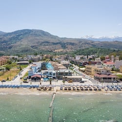 Na praia, espreguiçadeiras, guarda-sóis