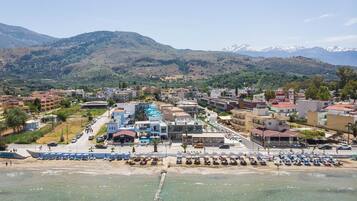 En la playa, camastros y sombrillas