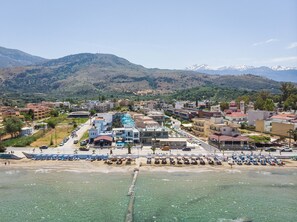 På stranden, solsenger og parasoller