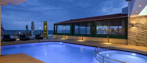 Sesongbasert utendørsbasseng, bassengparasoller og solsenger