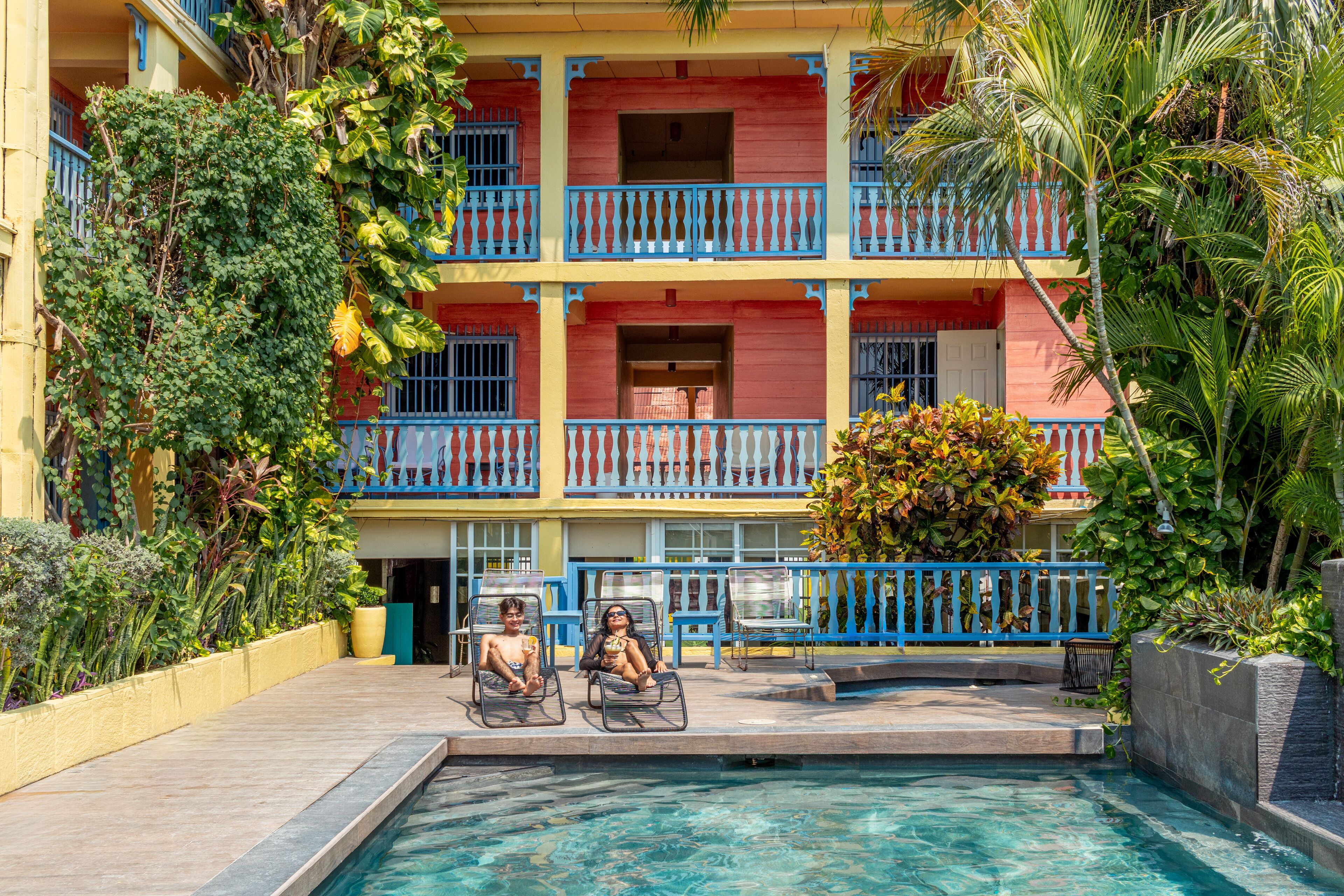 Una piscina al aire libre