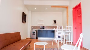 Cortinas opacas, wifi gratis, ropa de cama