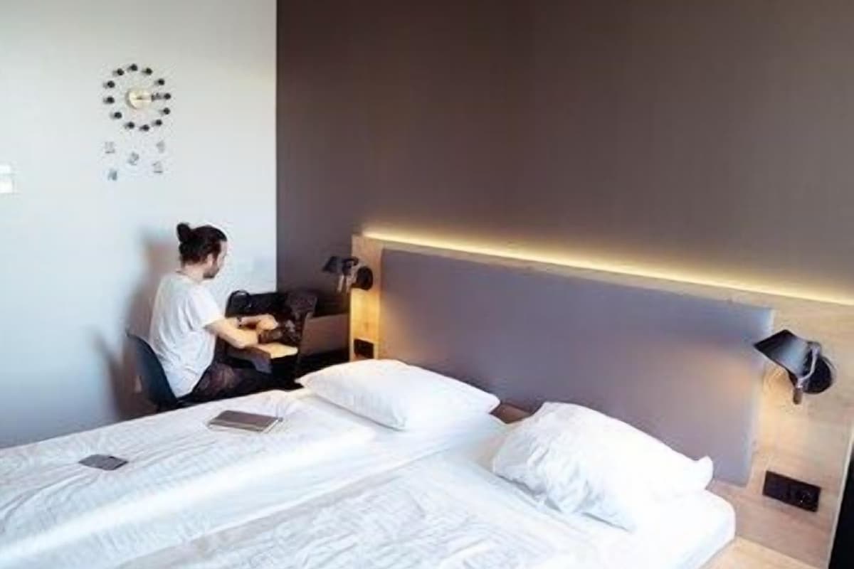 Literie hypoallergénique, coffres-forts dans les chambres