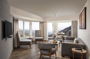 Suite presidencial | Zona de estar | Televisión LCD de 32 pulgadas con canales por satélite, una televisión