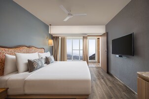 Suite presidencial | Minibar, caja fuerte, escritorio y cortinas opacas