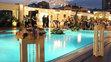 Seasonal outdoor pool, free cabanas, pool umbrellas