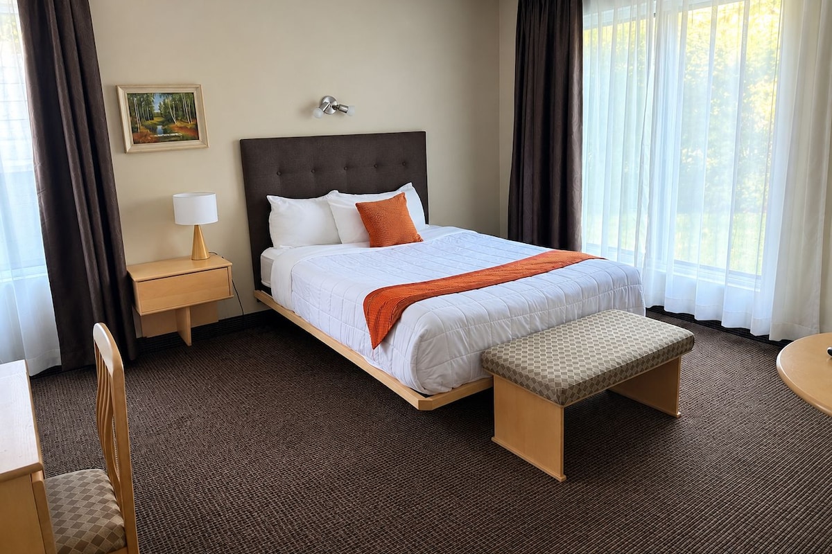 Standard Room, 1 Queen Bed | Premium bedding, blackout drapes, soundproofing, WiFi (free)