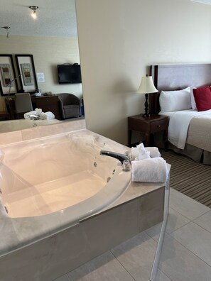 Premium bedding, blackout drapes, soundproofing, free WiFi - Hôtel Spa Excelsior (Sainte-Adele)
