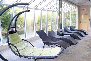 Piscine intérieure, piscine extérieure en saison