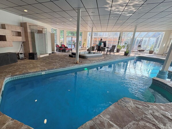 Indoor pool, seasonal outdoor pool - Hôtel Spa Excelsior (Sainte-Adele)