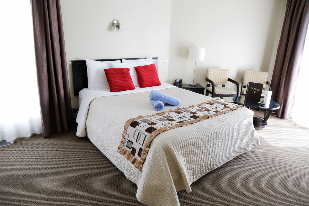 Standard Room, 1 Queen Bed | Premium bedding, blackout curtains, soundproofing, free WiFi
