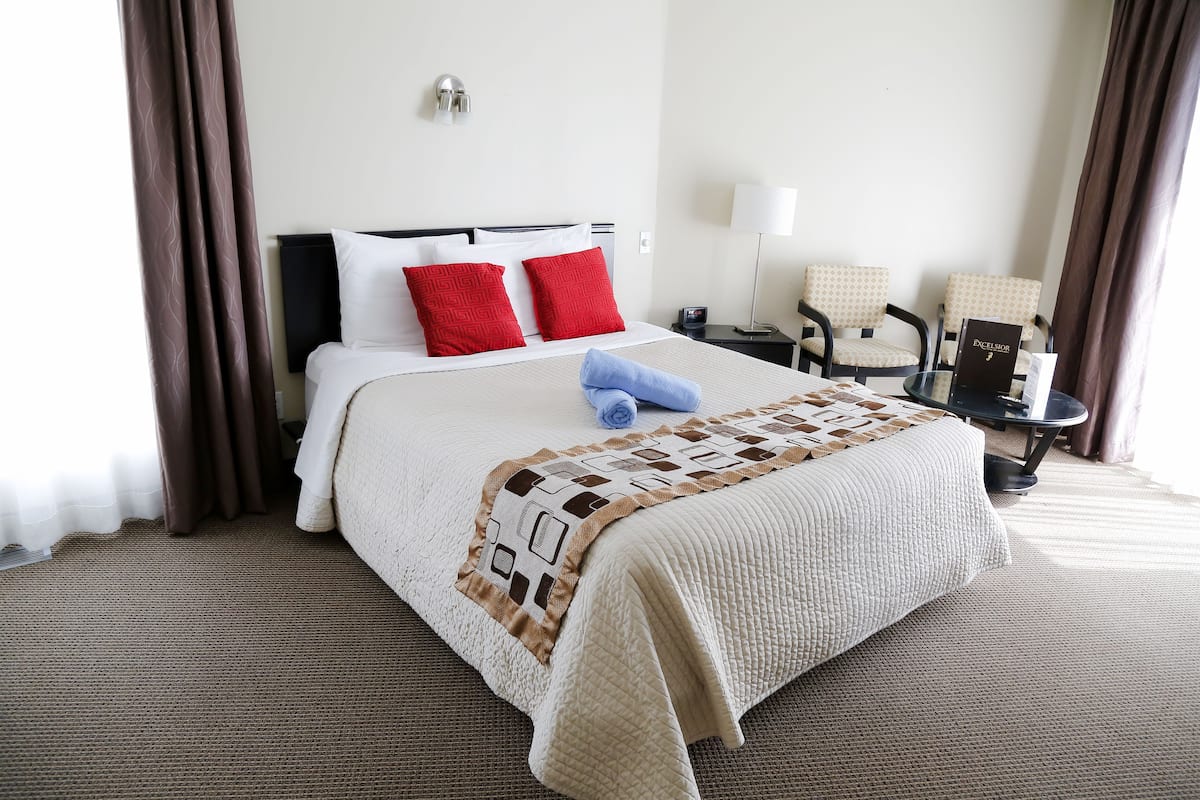 Habitación estándar, 1 cama Queen size | Ropa de cama de alta calidad, cortinas blackout y insonorización
