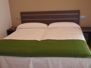 Minibar, in-room safe, desk, blackout drapes - Hotel Rocamar (Benidorm)
