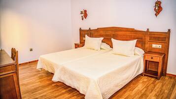 Eenvoudige tweepersoonskamer | Luxe beddengoed, donsdekens, een bureau, verduisterende gordijnen