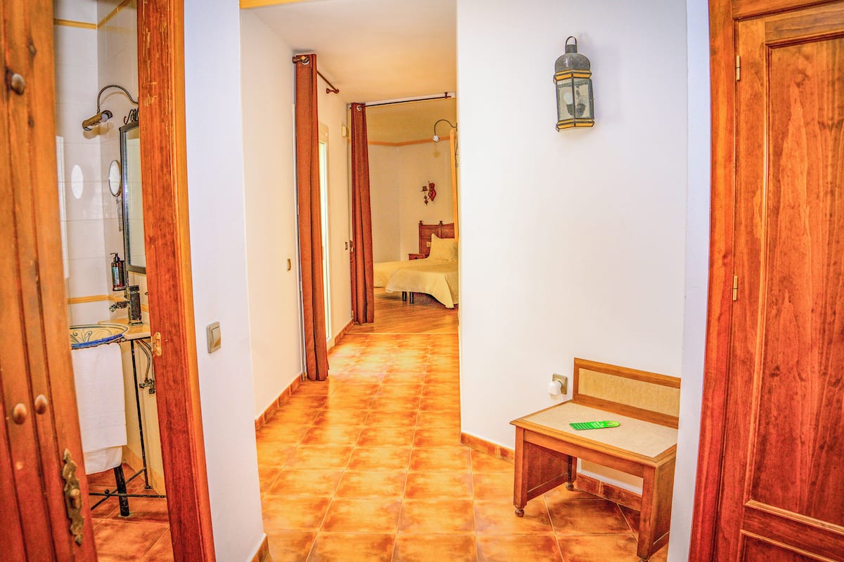 Habitación doble Confort | Ropa de cama de alta calidad, edredón y escritorio