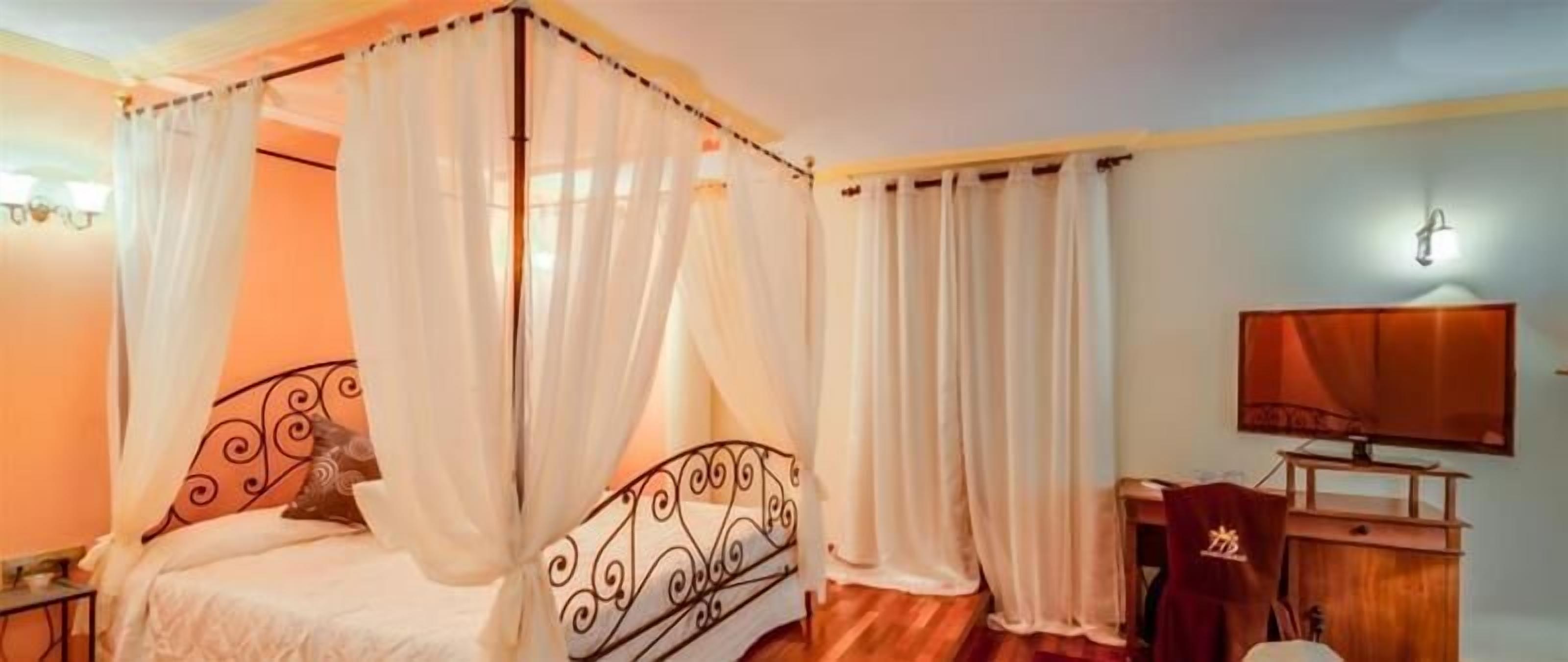 Habitación básica doble | Ropa de cama de alta calidad, edredón, escritorio y cortinas blackout 