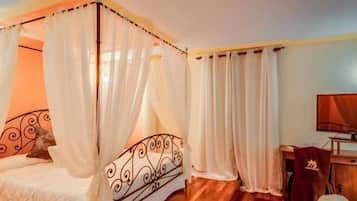 Habitación básica doble | Ropa de cama de alta calidad, edredón, escritorio y cortinas blackout