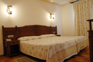 Basic Double Room | Premium bedding, down duvets, desk, blackout curtains - Complejo Oro Verde (Tabernas)