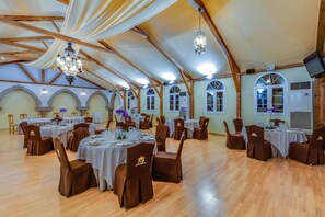 Lunch, dinner and brunch served