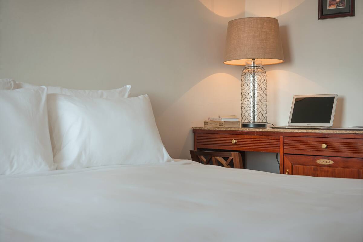 Superior King Room without Window  | Sengetøy av topp kvalitet, memory foam-senger, minibar og skrivebord
