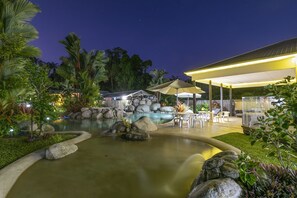 Hồ bơi ngoài trời, mở cửa từ 8:00 đến 20:00, ghế dài tắm nắng 