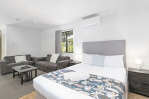 Villa (Poolside King) | Individueel gedecoreerd, individueel gemeubileerd, een bureau