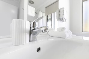 Shower, free toiletries, hair dryer, towels - Mossman Resort Holiday Villas (Mossman)