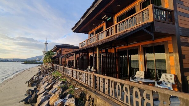 A waterfront bar with outdoor seating and a view of the sea. - De Baron Resort (Langkawi)