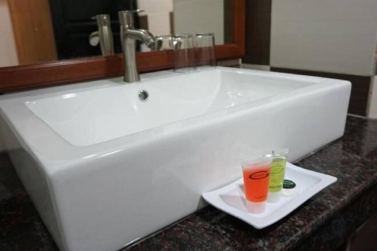 Shower, rainfall showerhead, free toiletries, towels