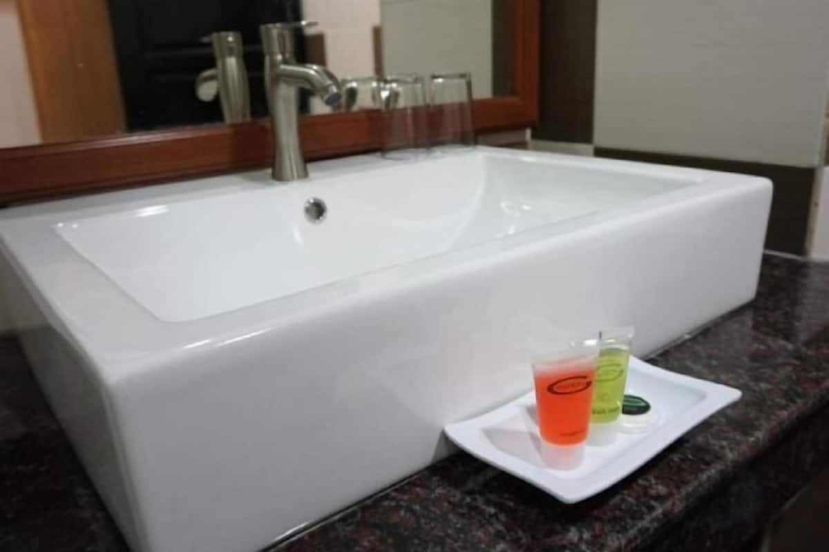 Dusche, Regendusche, kostenlose Toilettenartikel, Handtücher