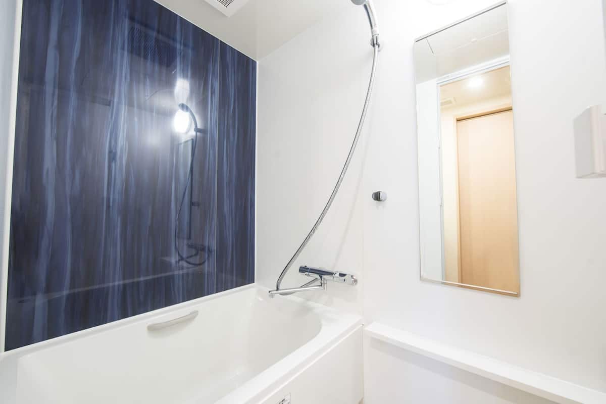 Baño | Tina con regadera, amenidades de baño gratuitas, secadora de cabello