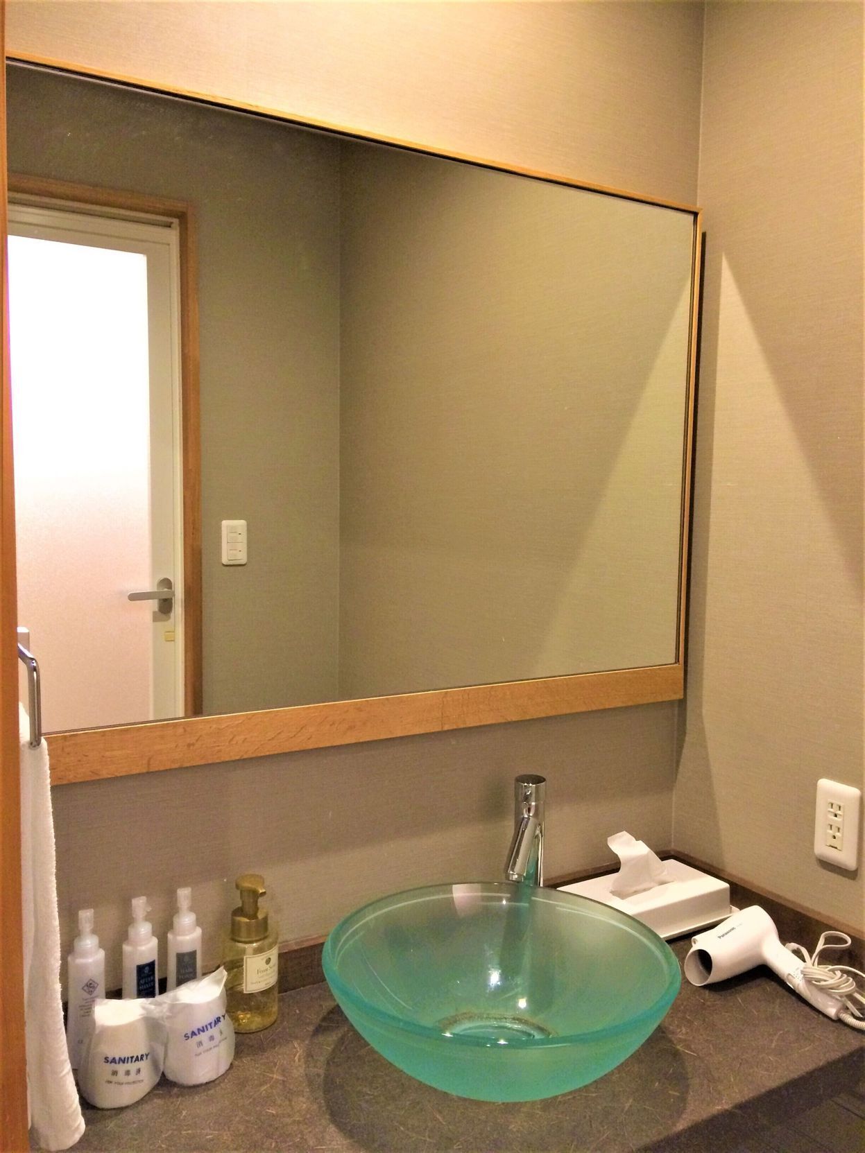Baño | Tina con regadera, amenidades de baño gratuitas, secadora de cabello 