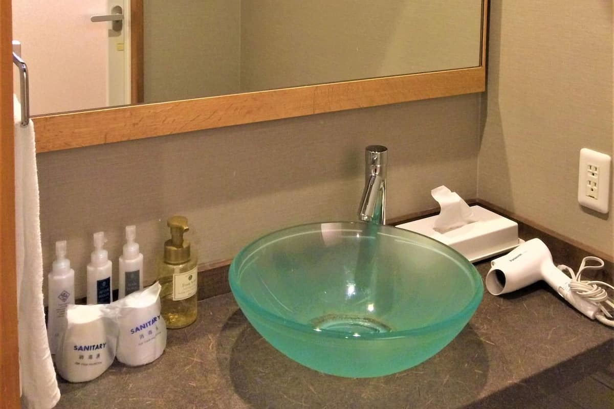 Baño | Tina con regadera, amenidades de baño gratuitas, secadora de cabello