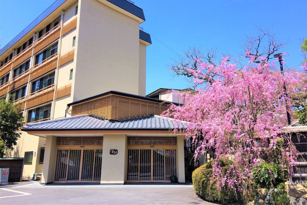 A hotel with a modern design, featuring a large building with multiple floors and a flat roof.
