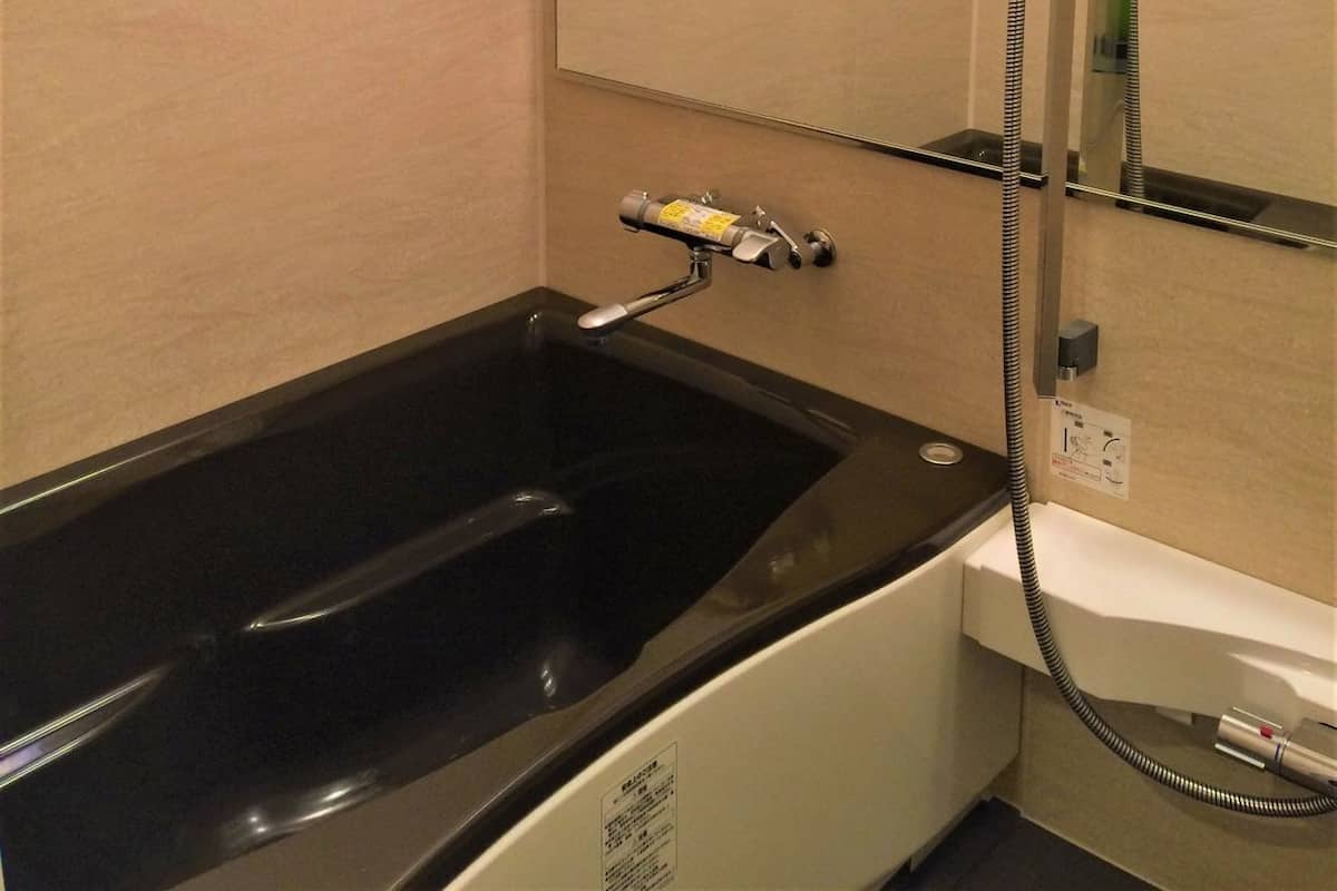 Baño | Tina con regadera, amenidades de baño gratuitas, secadora de cabello